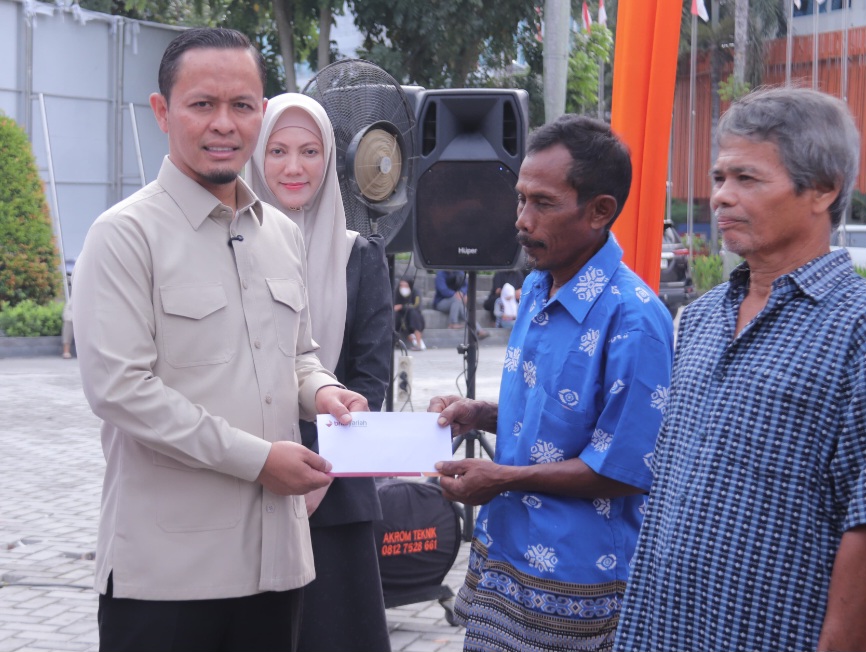 Walikota Pekanbaru Serahkan Bantuan untuk KK Kategori Miskin Ekstrem