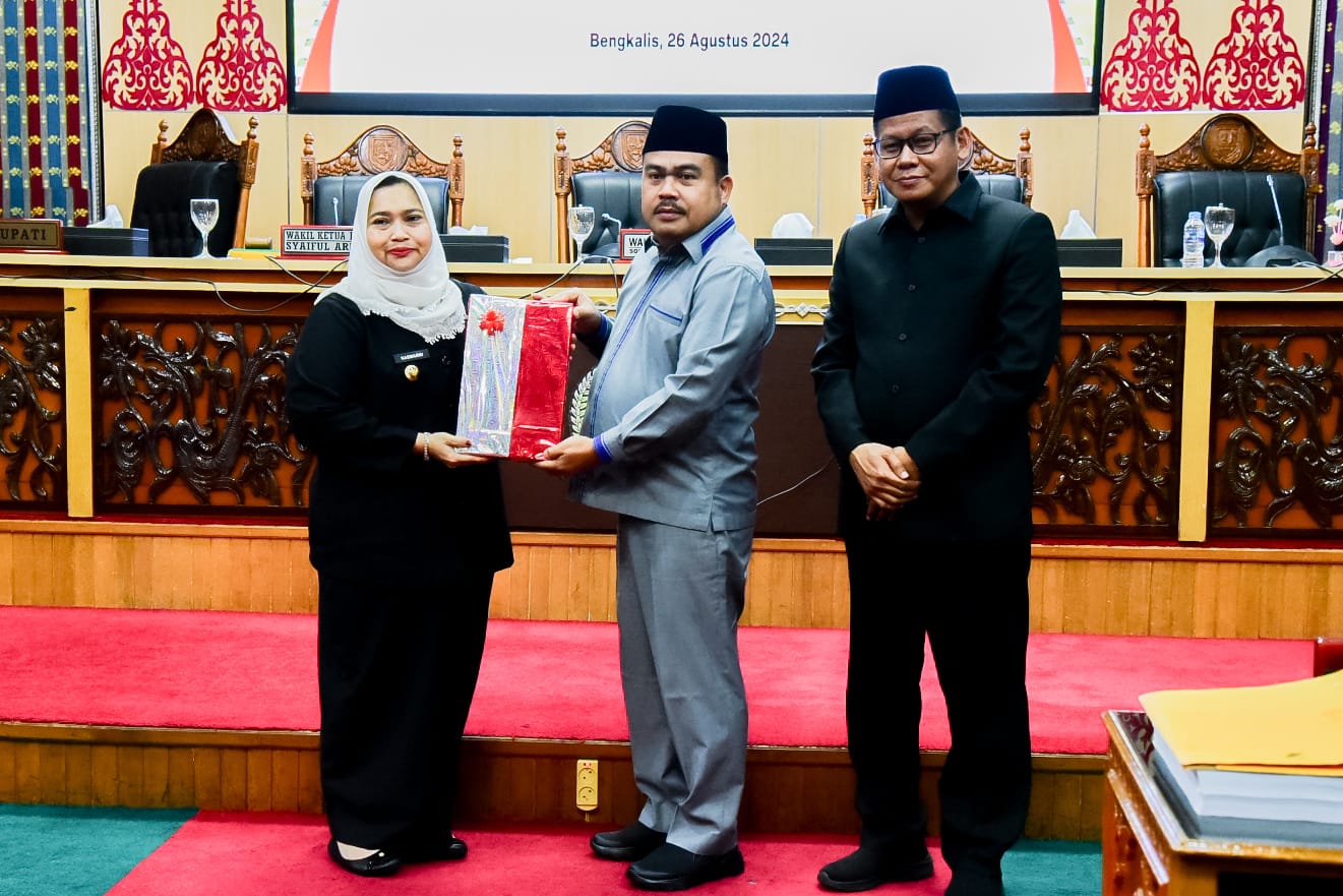 Ranperda APBD 2025, Bupati Kasmarni Sampaikan Rp3,3 Triliun