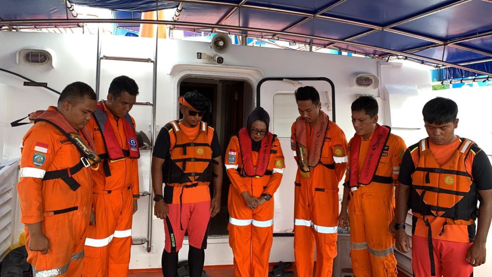 Akibat cuaca buruk, penumpang kapal dari Malaysia menuju Bengkalis mengalami kejadian jatuh.