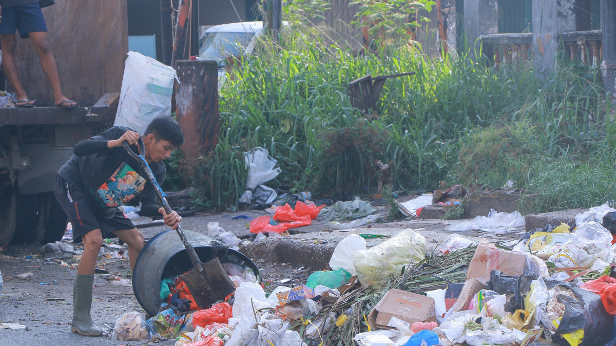 DLHK Pekanbaru Begerak Cepat Atasi Tumpukan Sampah di Jalan Teratai