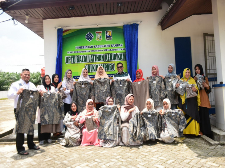 Selalu Tingkatkan Keterampilan dan Tumbuh Kembang Perekonomian, Ketua Dekranasda Kampar  Tinjau Pelatihan Menjahit, Membordir dan TIK.