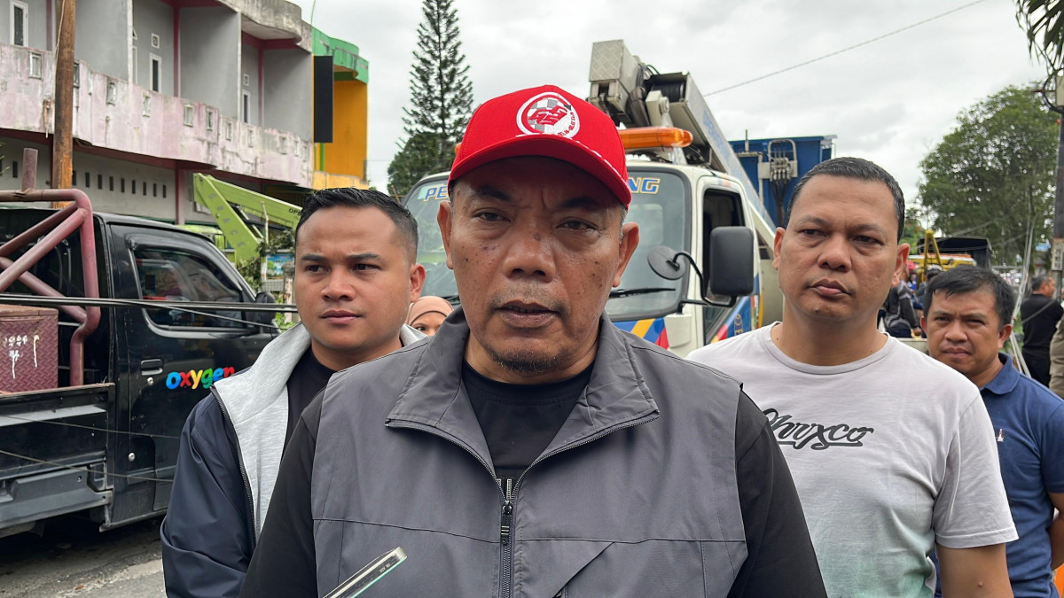 Pj Sekdako Pekanbaru Pantau Langsung Evakuasi Dua Tiang Kabel FO Tumbang