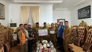 Pemkab Kampar Salurkan Donasi Tunai untuk Korban Bencana di Lima Puluh Kota