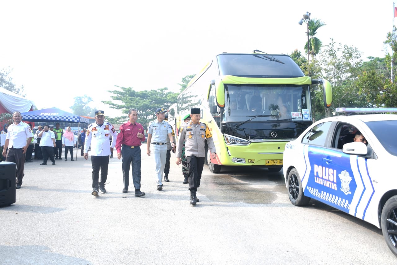Bupati Bengkalis Bersama Kapolres Mengirimkan 249 Peserta Untuk Mudik Secara Gratis